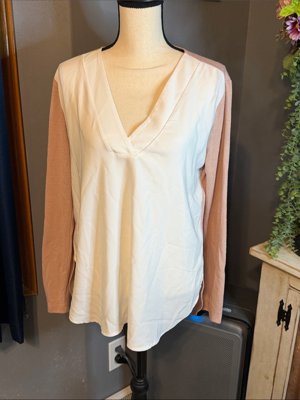 LOFT White Front V-Neck Top with Blush Pink Sleeves